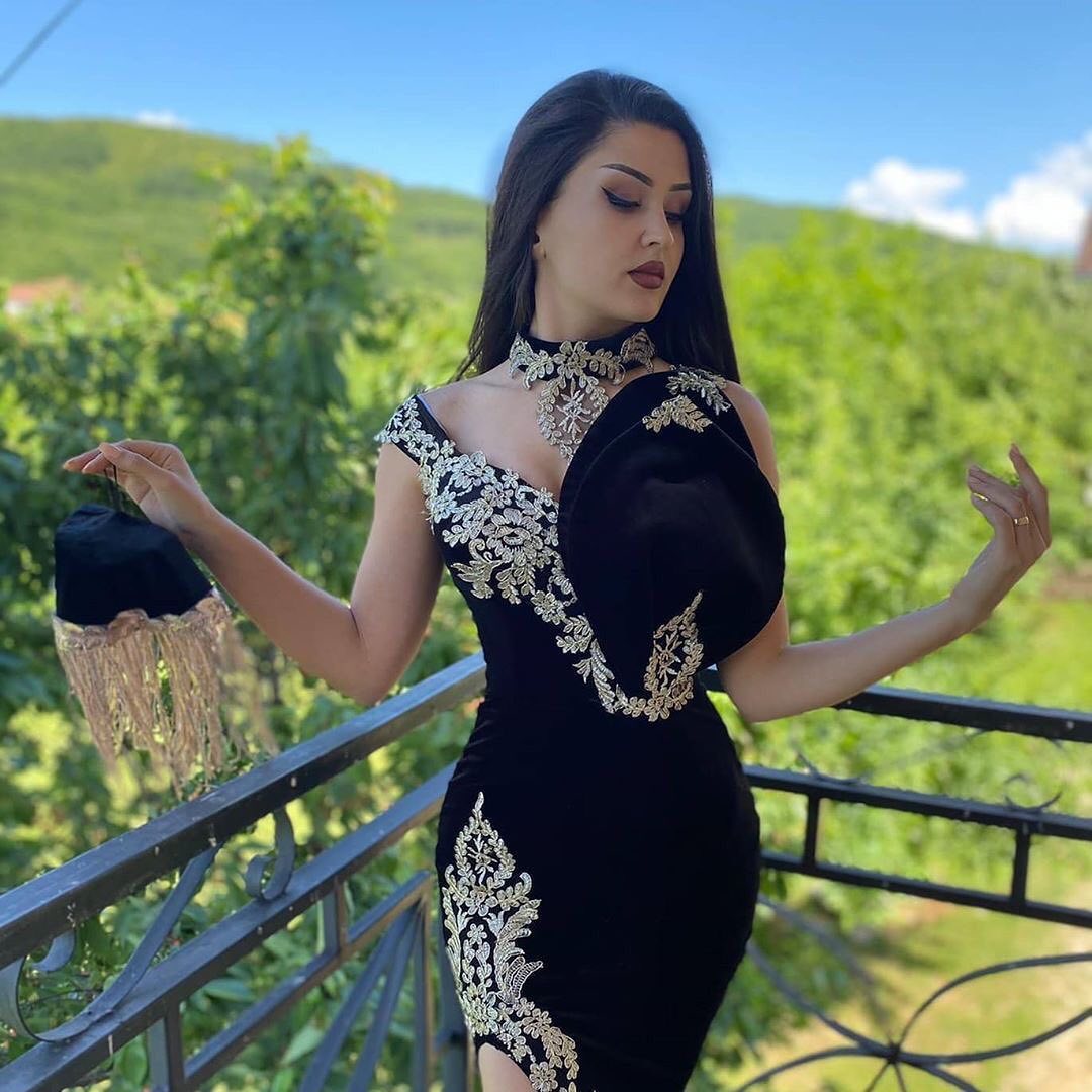 Langes schwarzes Meerjungfrau-Ballkleid mit hohem Halsausschnitt, Applikationen, Spitze und Schlitz