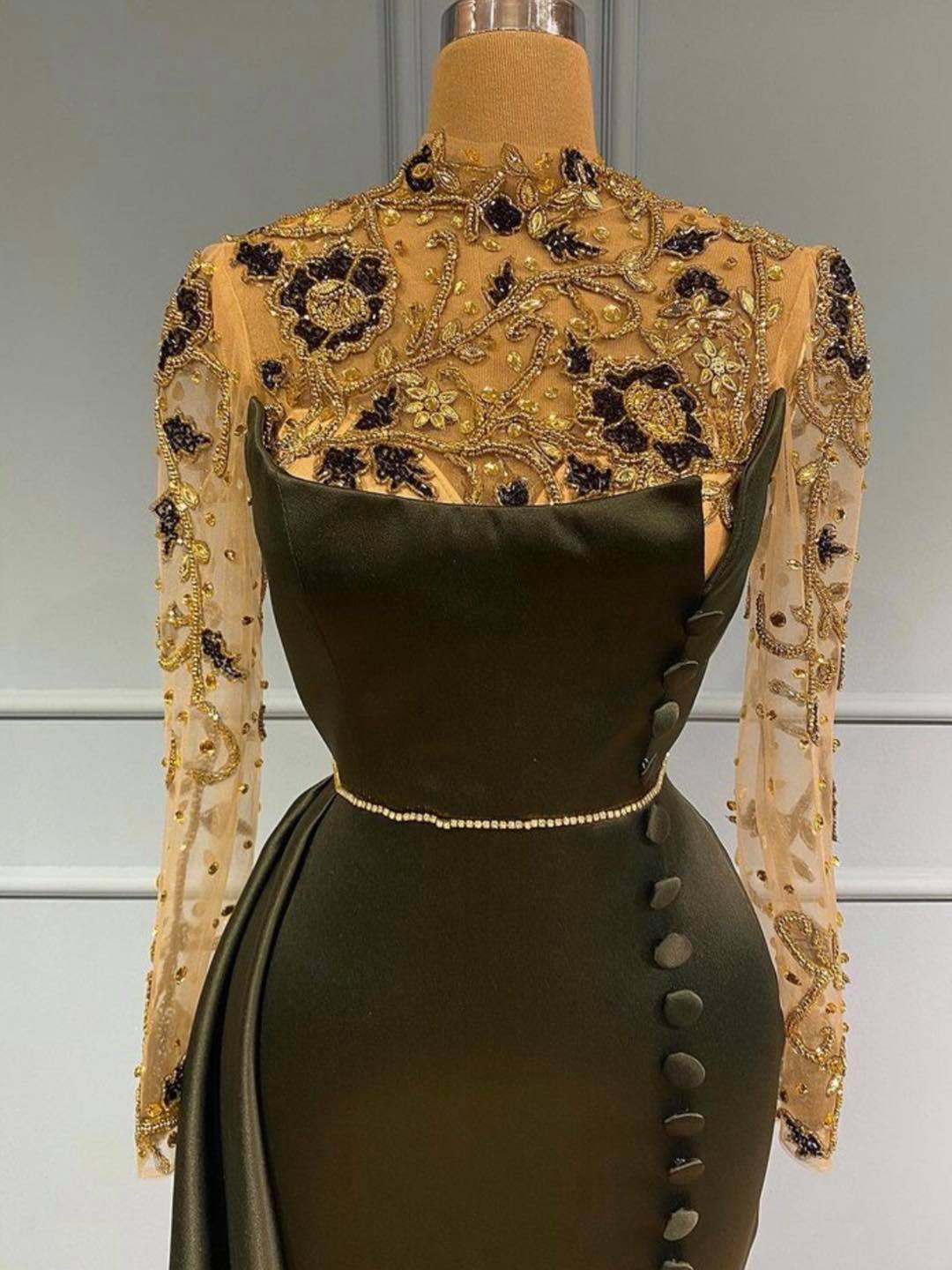 Langes Meerjungfrau-Ballkleid aus Satin mit hohem Halsausschnitt und Ärmeln