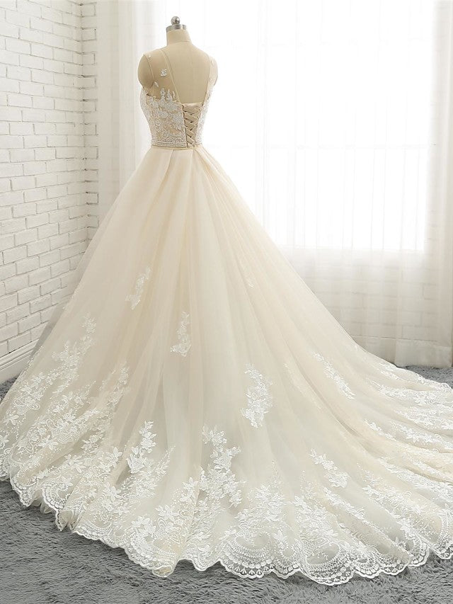 Vestidos de novia de tul con encaje y cola capilla con escote joya de sirena
