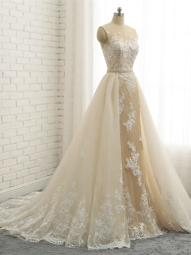 Vestidos de novia de tul con encaje y cola capilla con escote joya de sirena