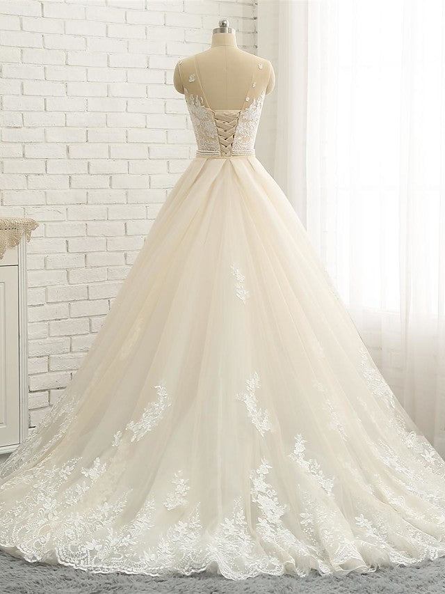 Vestidos de novia de tul con encaje y cola capilla con escote joya de sirena