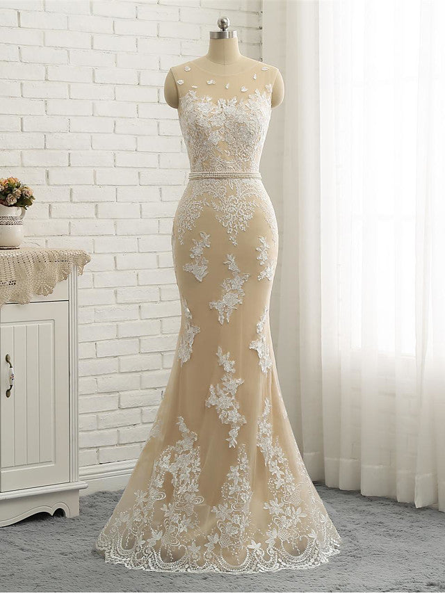 Vestidos de novia de tul con encaje y cola capilla con escote joya de sirena