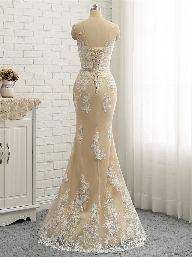 Vestidos de novia de tul con encaje y cola capilla con escote joya de sirena
