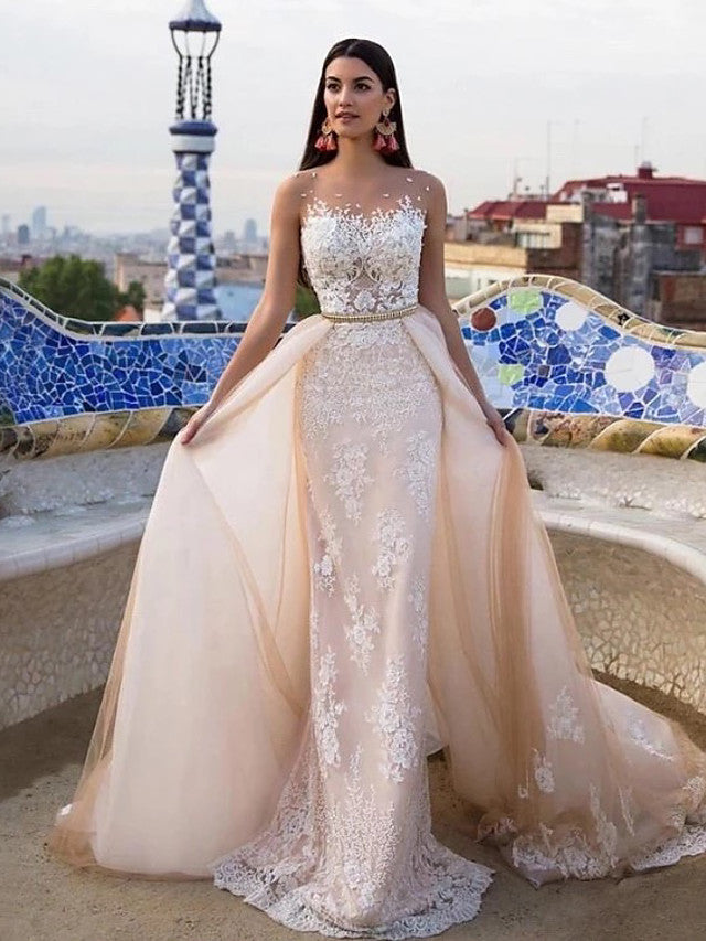 Vestidos de novia de tul con encaje y cola capilla con escote joya de sirena