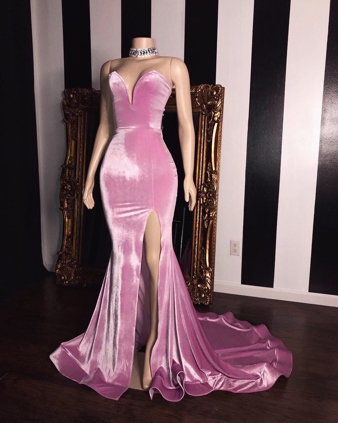 Vestidos de fiesta largos de terciopelo rosa con escote corazón y corte sirena con abertura