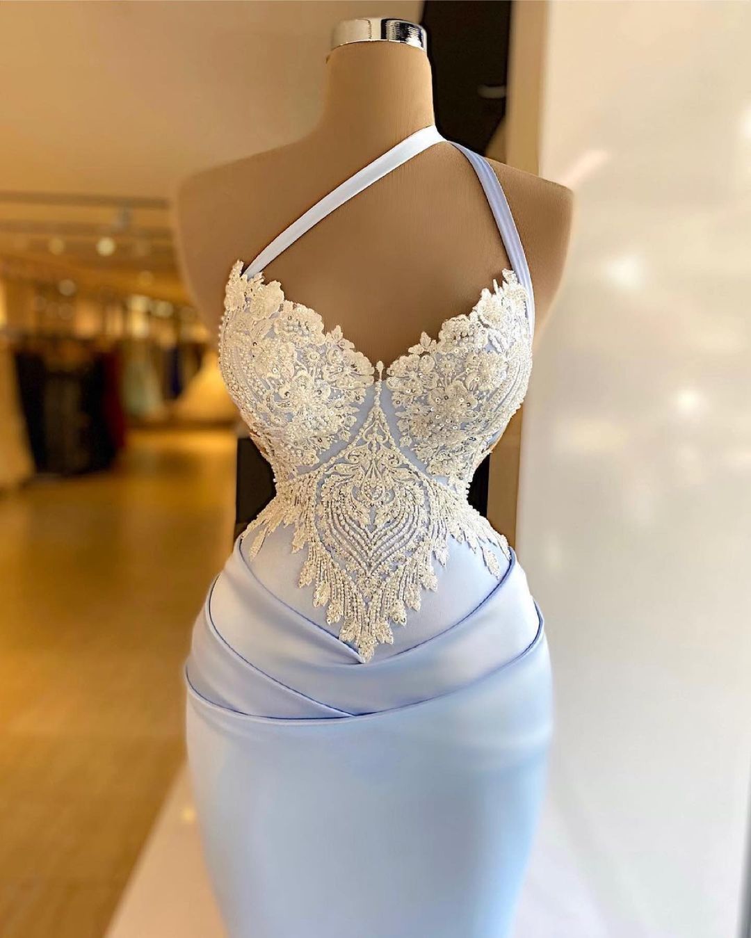 Langes Meerjungfrau-Ballkleid mit einer Schulter und Spitzenapplikationen