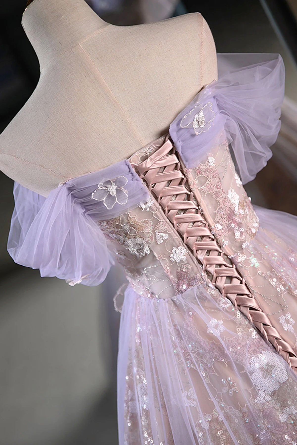 Lucasta | Lilafarbenes schulterfreies A-Linien-Ballkleid aus Tüll mit Applikationen