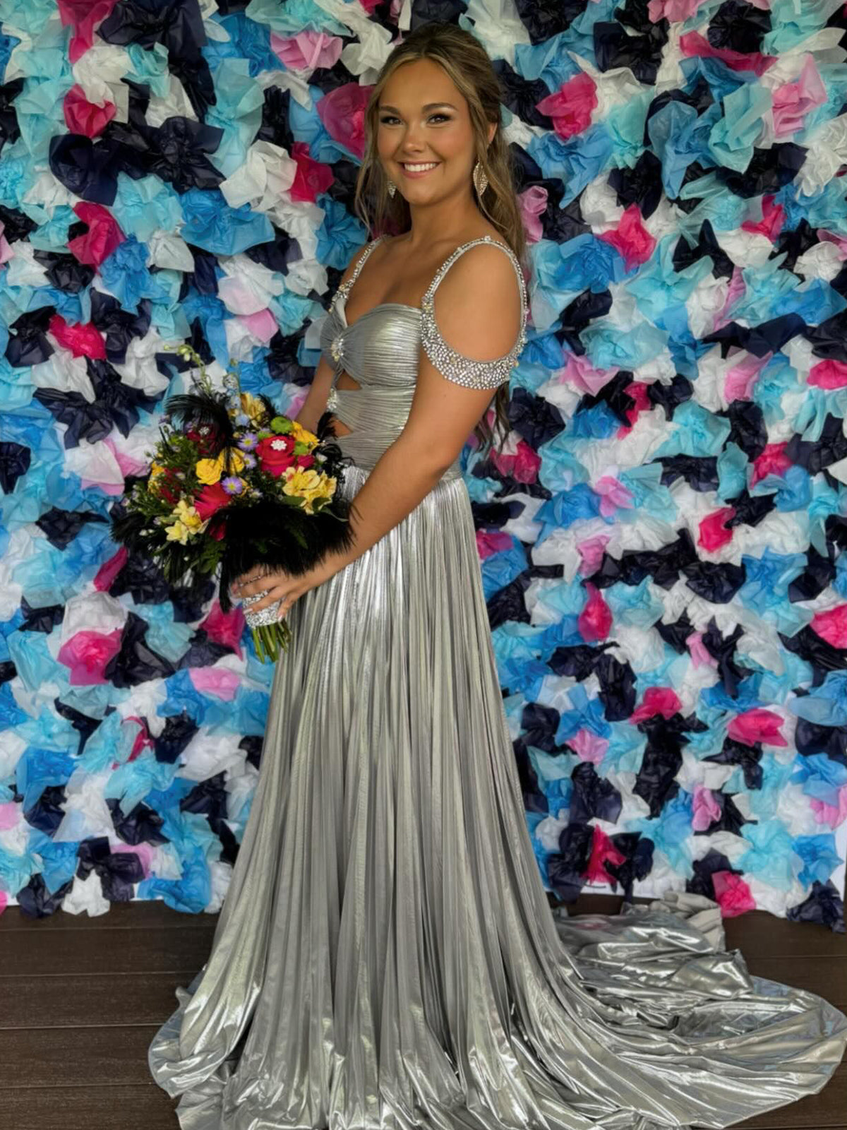 Lulu | Schulterfreies, langes, goldenes A-Linien-Kleid mit metallischen Falten