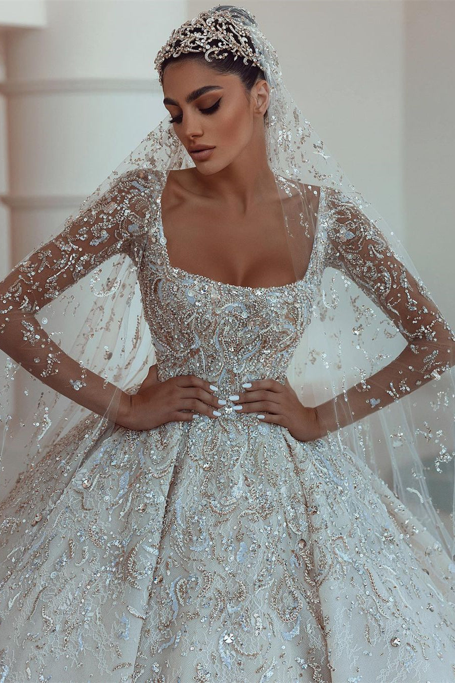 Lujoso vestido de novia de encaje con cola y mangas largas en forma de A