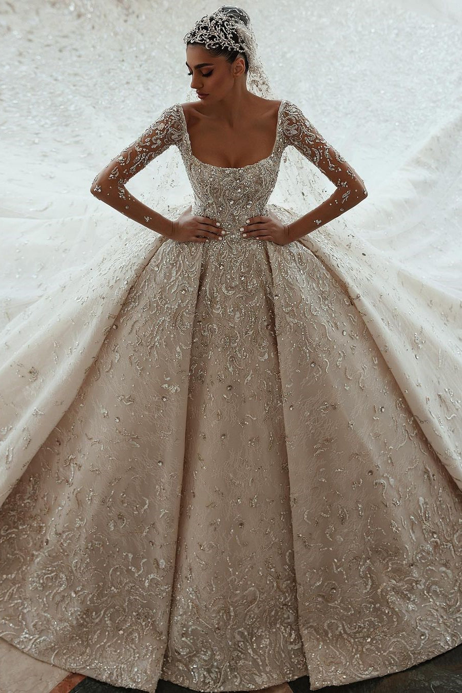 Lujoso vestido de novia de encaje con cola y mangas largas en forma de A