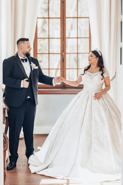 Luxuriöses langes weißes schulterfreies A-Linien-Brautkleid aus Satin mit Spitze