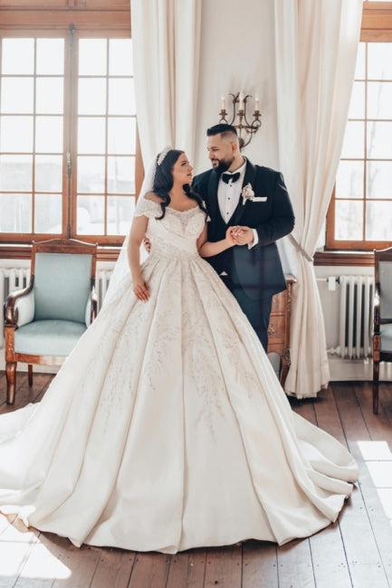 Luxuriöses langes weißes schulterfreies A-Linien-Brautkleid aus Satin mit Spitze