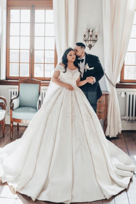 Luxuriöses langes weißes schulterfreies A-Linien-Brautkleid aus Satin mit Spitze