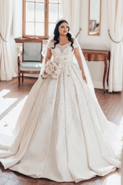 Luxuriöses langes weißes schulterfreies A-Linien-Brautkleid aus Satin mit Spitze