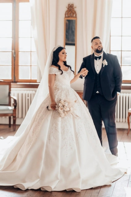 Luxuriöses langes weißes schulterfreies A-Linien-Brautkleid aus Satin mit Spitze