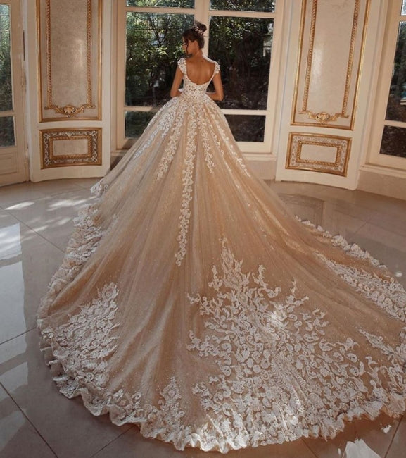 Luxuriöse lange Glitzer-Brautkleider im Prinzessinnenstil mit Spitze