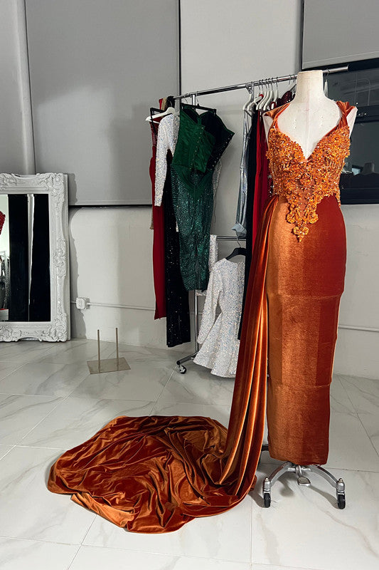 Vestido de fiesta largo de sirena de lujo con escote en V, sin mangas y cola