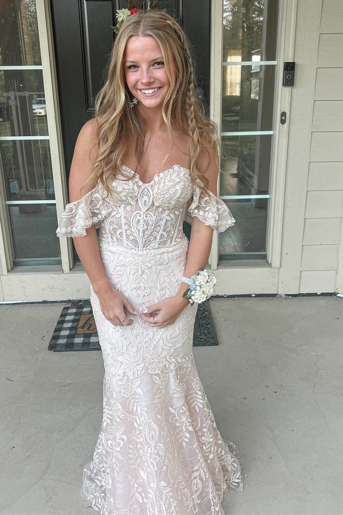 Mckail | Vestido de fiesta largo con volantes y hombros descubiertos de encaje floral azul