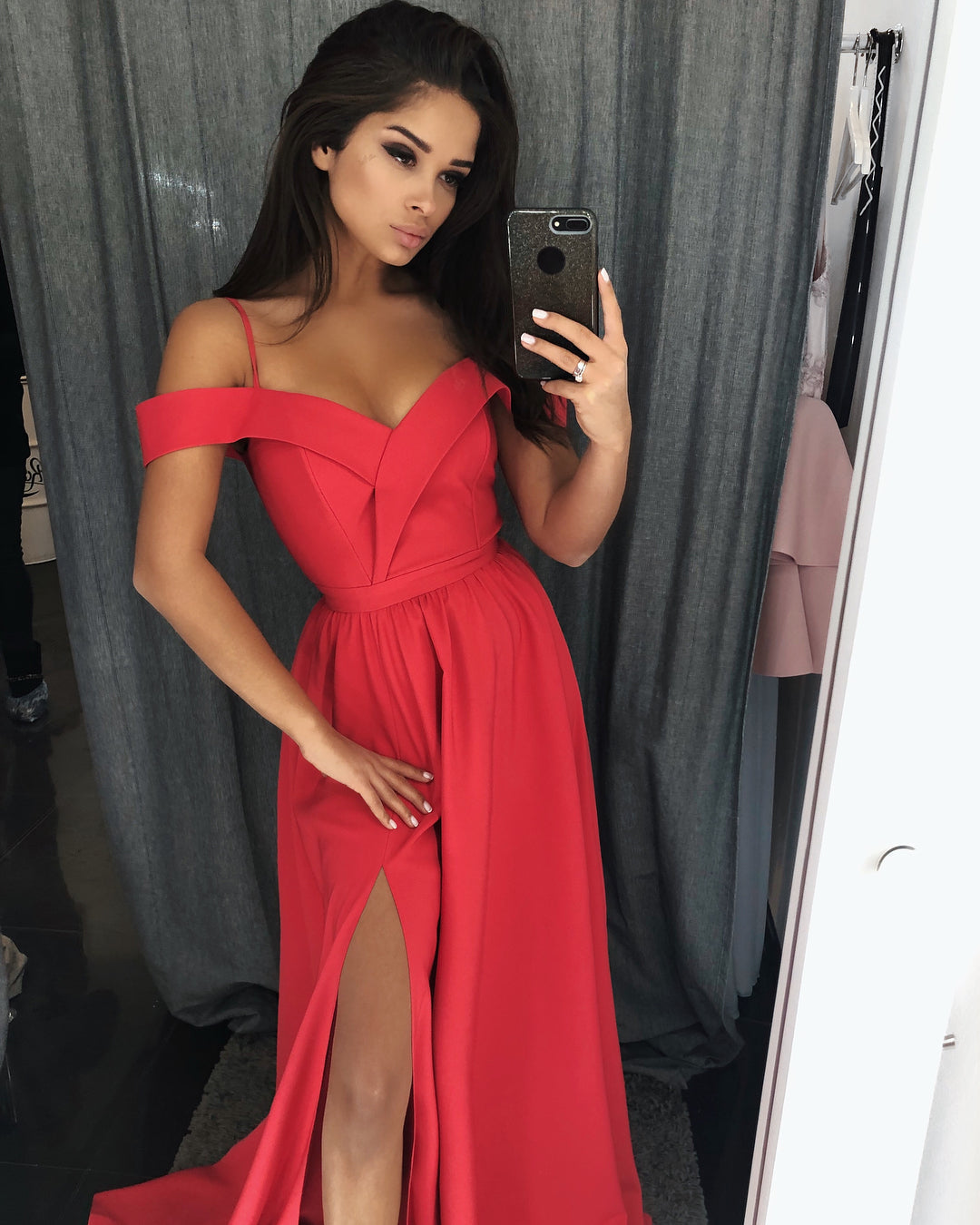 Modernes rotes A-Linien-Ballkleid mit schulterfreiem Schnitt und Schlitz