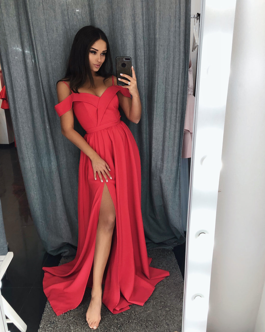 Modernes rotes A-Linien-Ballkleid mit schulterfreiem Schnitt und Schlitz