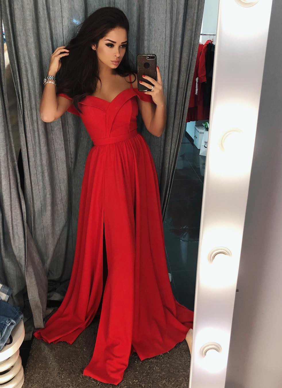 Modernes rotes A-Linien-Ballkleid mit schulterfreiem Schnitt und Schlitz