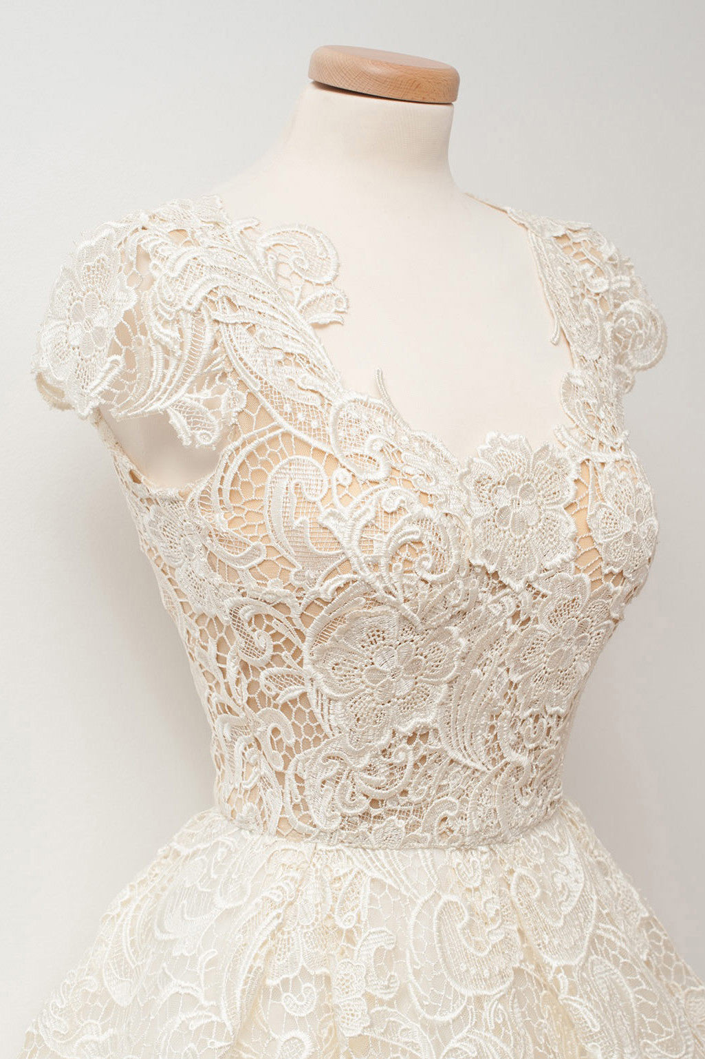 Vestidos de fiesta cortos de encaje con escote en A y mangas cortas para el regreso a casa