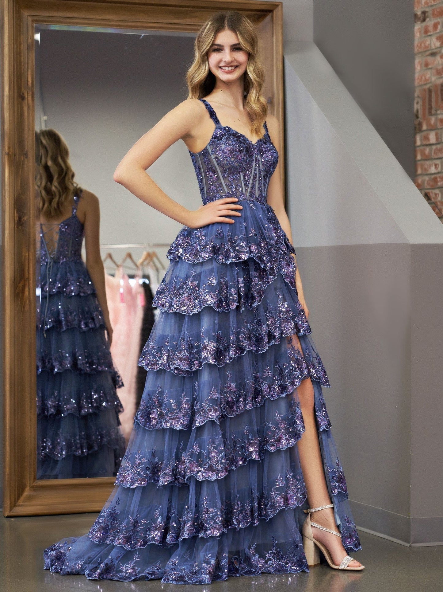 Graublaues Prinzessinnen-A-Linien-Ballkleid mit schulterfreiem Korsett und Spitzenrüschen