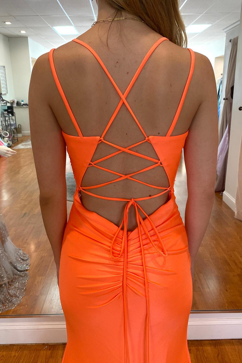 Oranges langes Meerjungfrau-Abschlussballkleid mit Spaghettiträgern und Schlitz