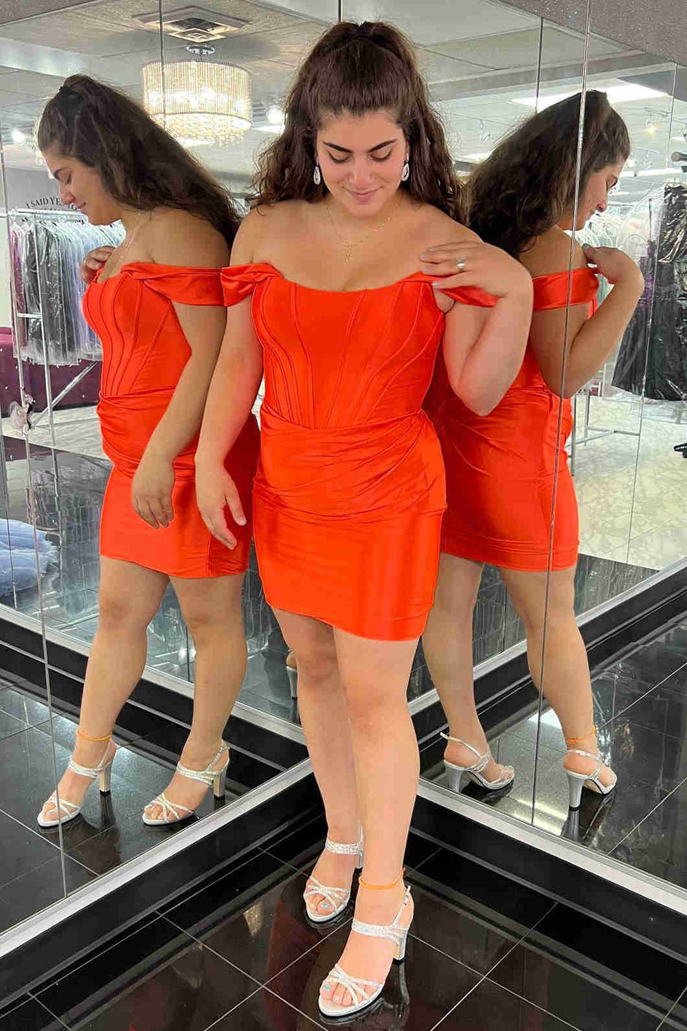 Ariana | Vestido de fiesta de satén con hombros descubiertos
