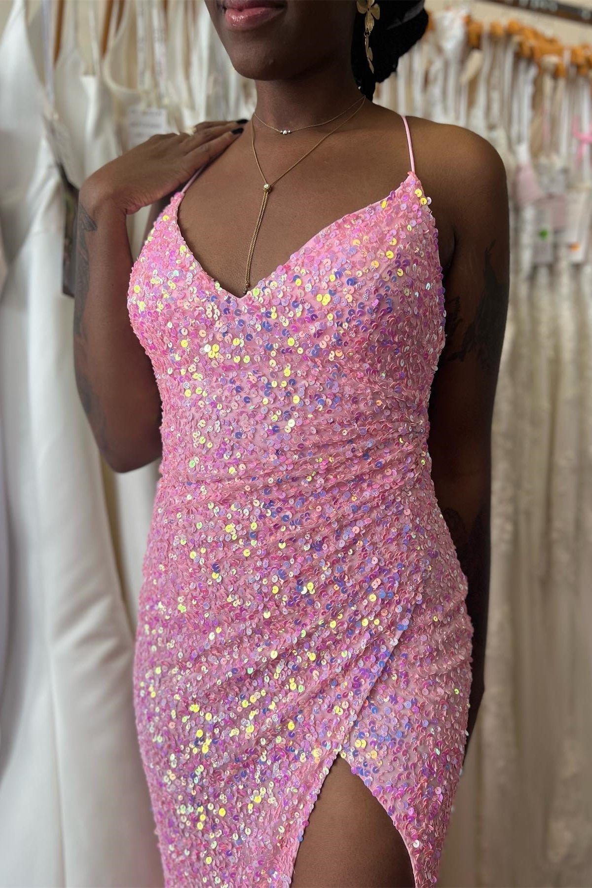 Vestido de fiesta largo plisado con lentejuelas, escote en V y tirantes finos de sirena rosa con abertura