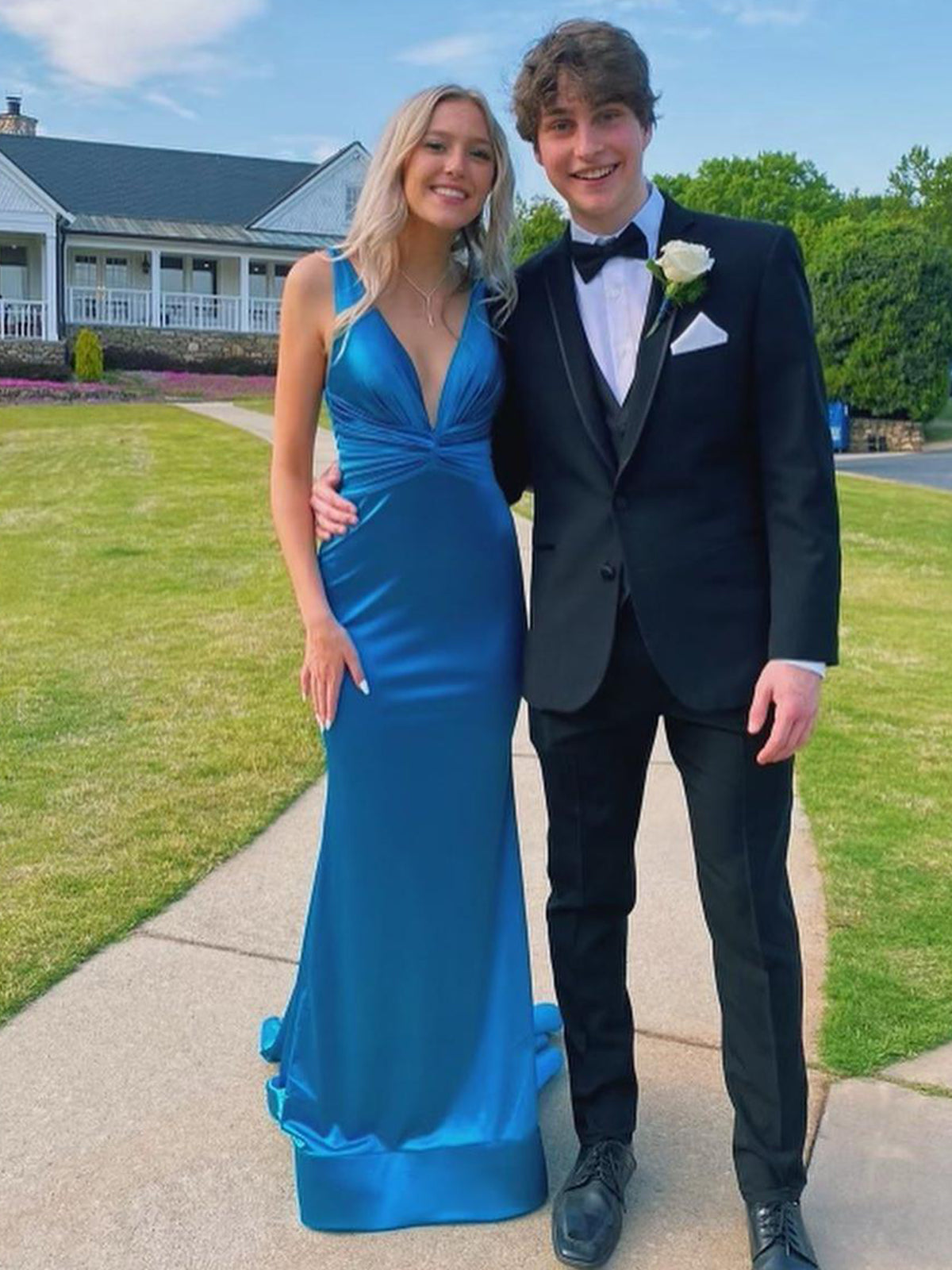Anwea | Tief ausgeschnittenes, blaues, gerüschtes Meerjungfrau-Ballkleid aus Satin