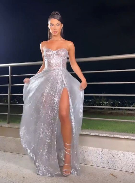 Hermosos vestidos de noche largos con tirantes plateados y abertura Y1024
