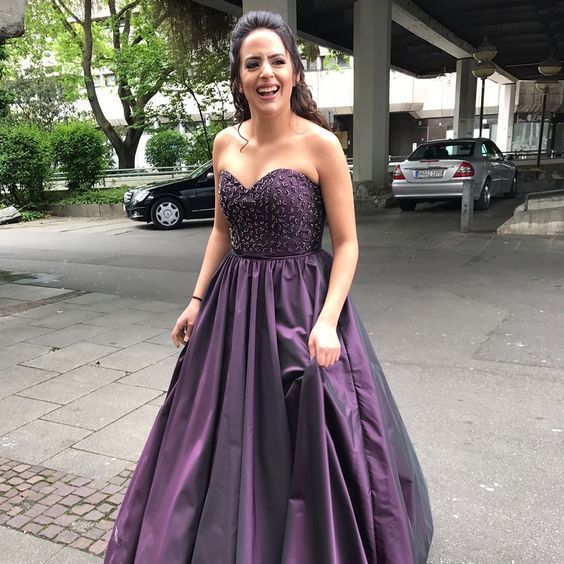 Vestido de fiesta largo morado con escote de cuentas Y878
