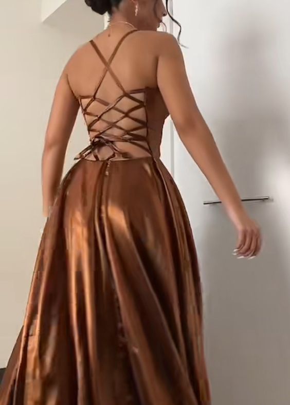 Braunes Abendkleid mit V-Ausschnitt, überkreuztem Rücken und Spaghettiträgern Y799