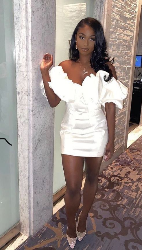 18. Geburtstag Outfit Schwarzes Mädchen Luxus Elfenbein Satin Rüschen Trägerloses Homecoming Kleid Y652