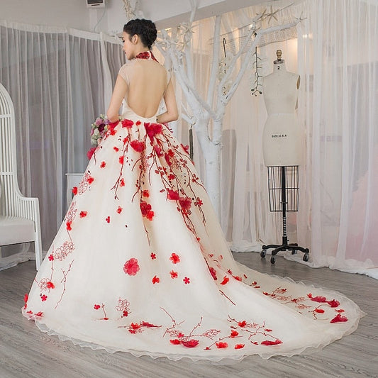 Vestido de novia romántico con flores transparentes y diamantes color burdeos