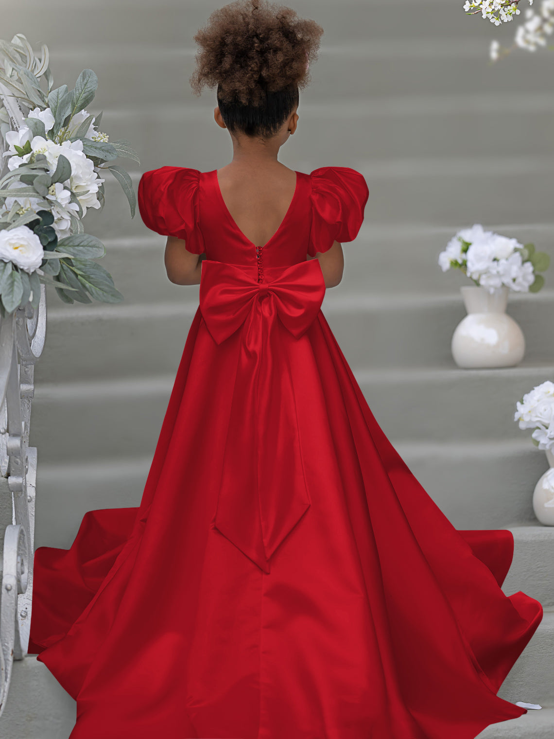 Blumenmädchenkleid mit Puffärmeln, Schleife, Knopfleiste hinten und Schleppe