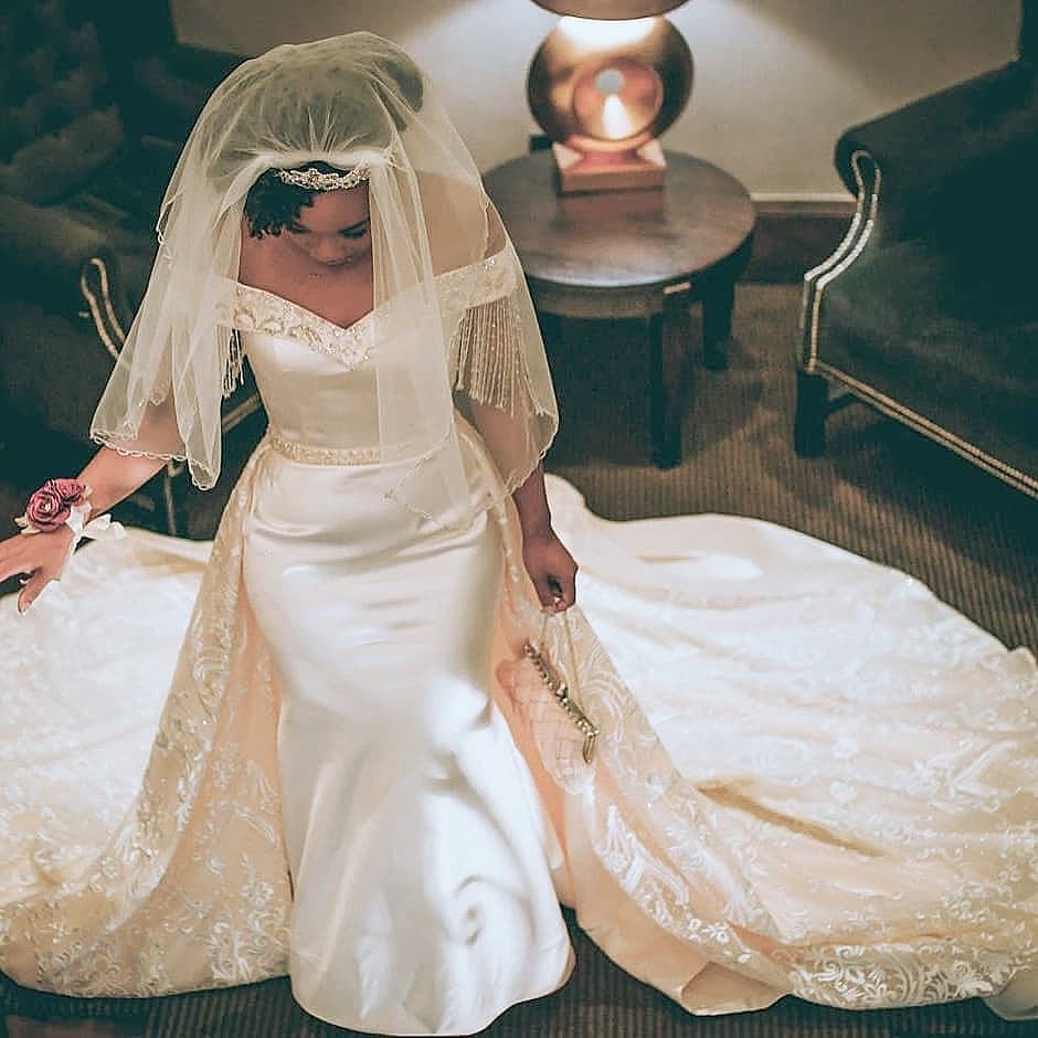 Vestido de novia retro de sirena con hombros descubiertos y sobrefalda