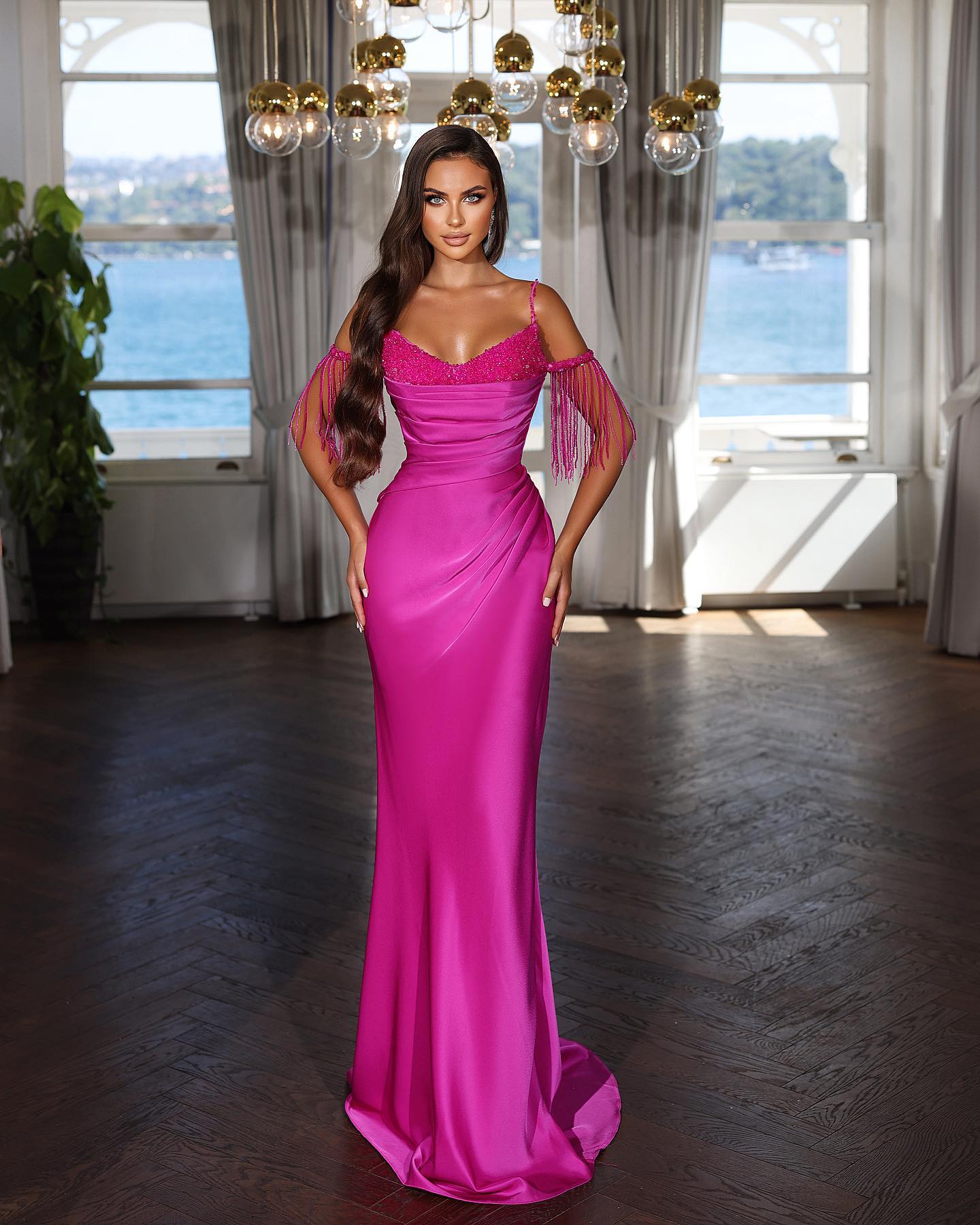 Vestido de noche sexy de satén estilo sirena con tirantes finos y cuentas hasta el suelo