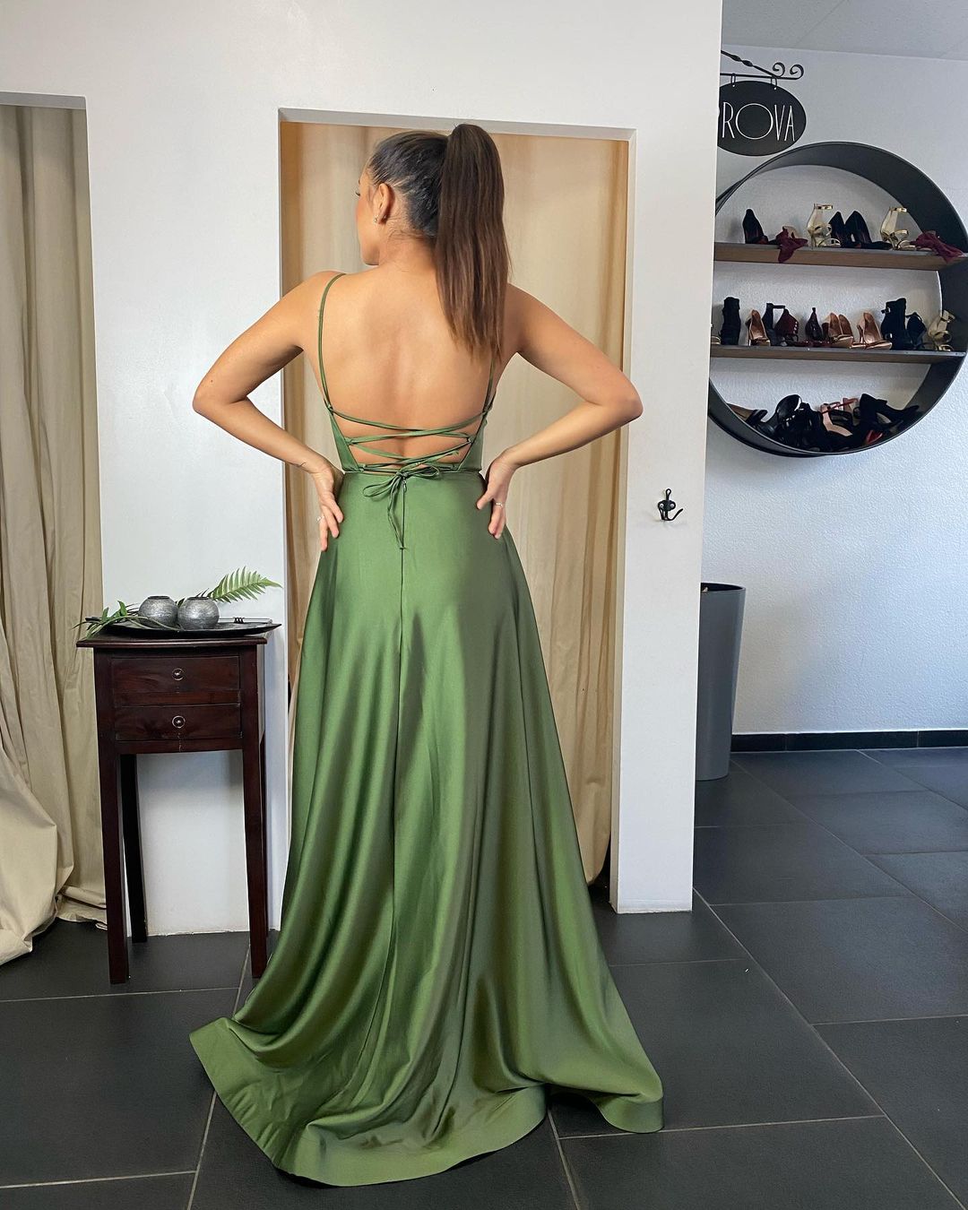 Sexy langes A-Linien-Ballkleid aus Satin mit Spaghettiträgern, Schlitz vorne und rückenfreiem Schnitt und Taschen