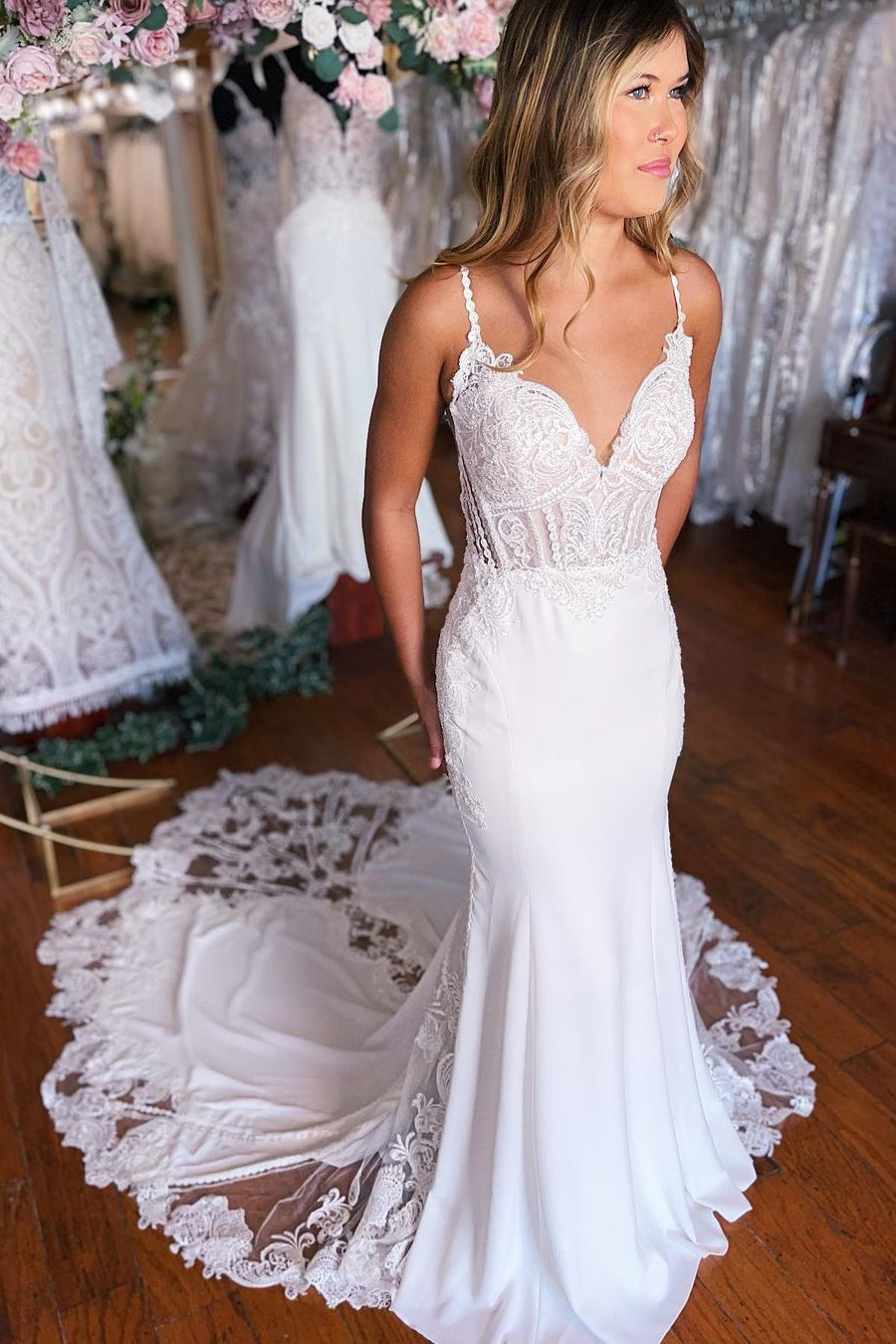 Vestido de novia sexy de sirena largo con tirantes finos, encaje, espalda descubierta y cola