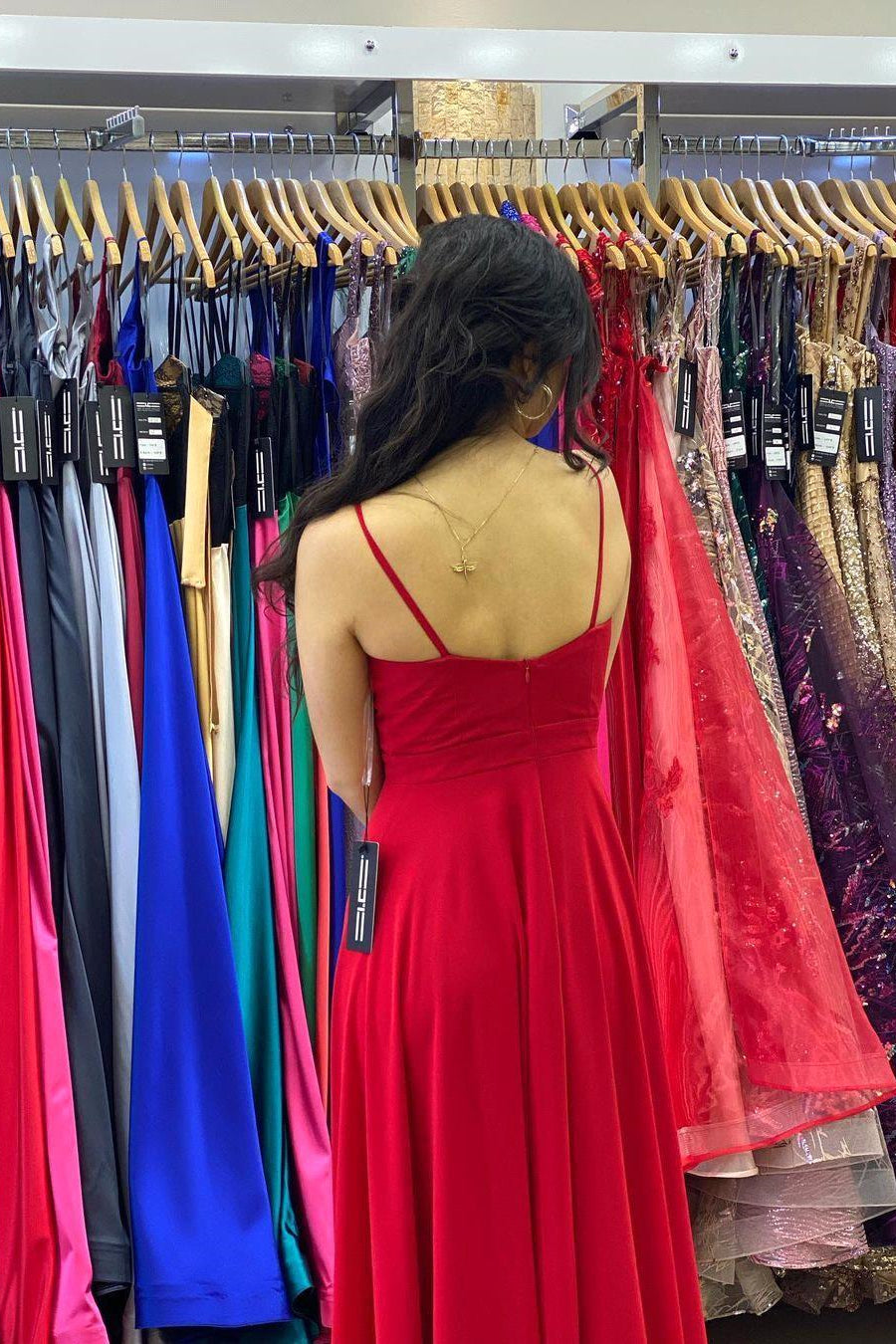 Sexy rotes Ballkleid mit V-Ausschnitt und seitlichem Schlitz und Spaghettiträgern