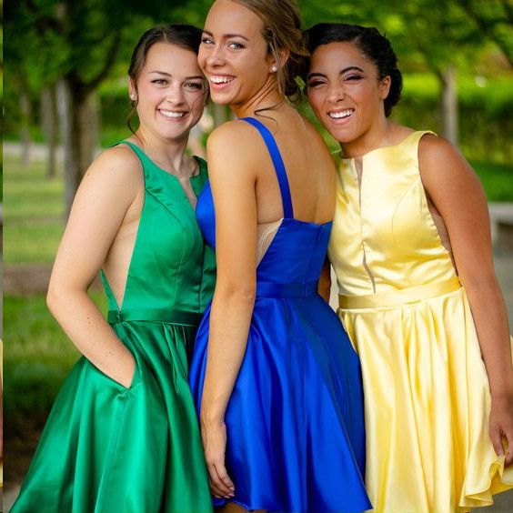 Sexy kurzes rückenfreies Satin-Heimkehrkleid mit V-Ausschnitt und Trägern