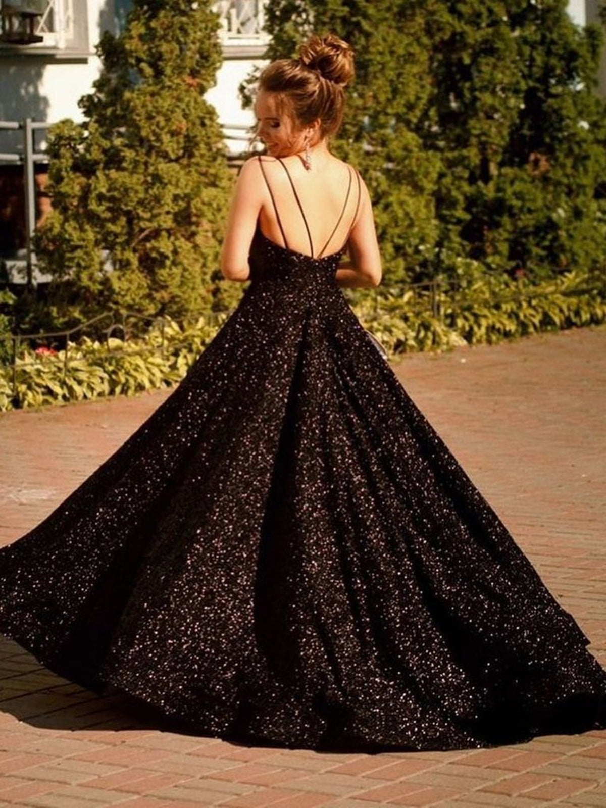 Glänzendes schwarzes langes rückenfreies A-Linien-Ballkleid mit V-Ausschnitt und Pailletten