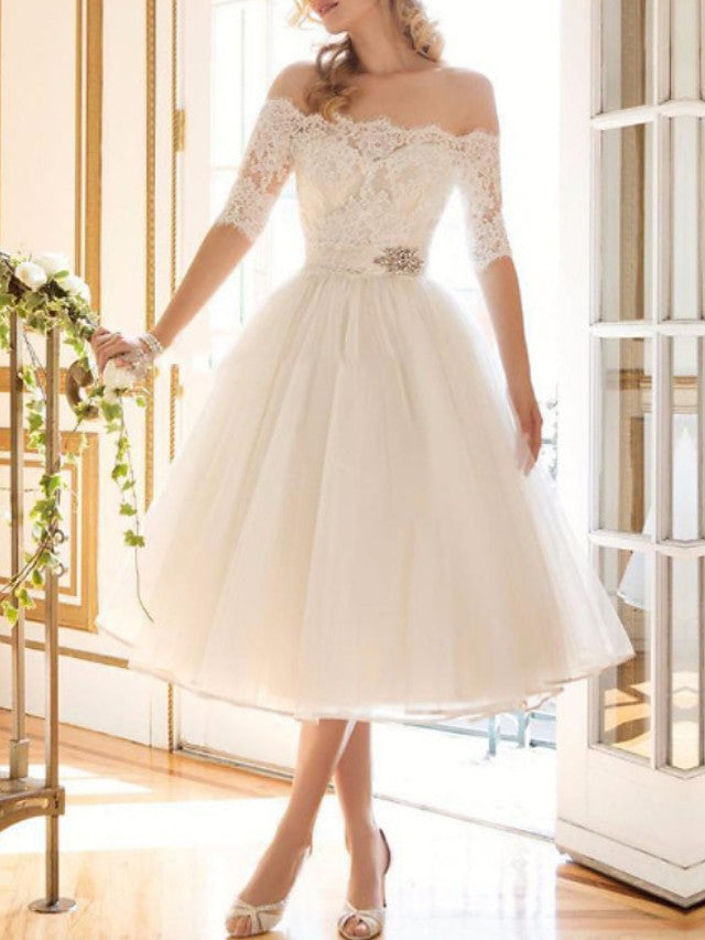 Kurzes A-Linien-Brautkleid mit schulterfreiem Spitzentüll und Ärmeln