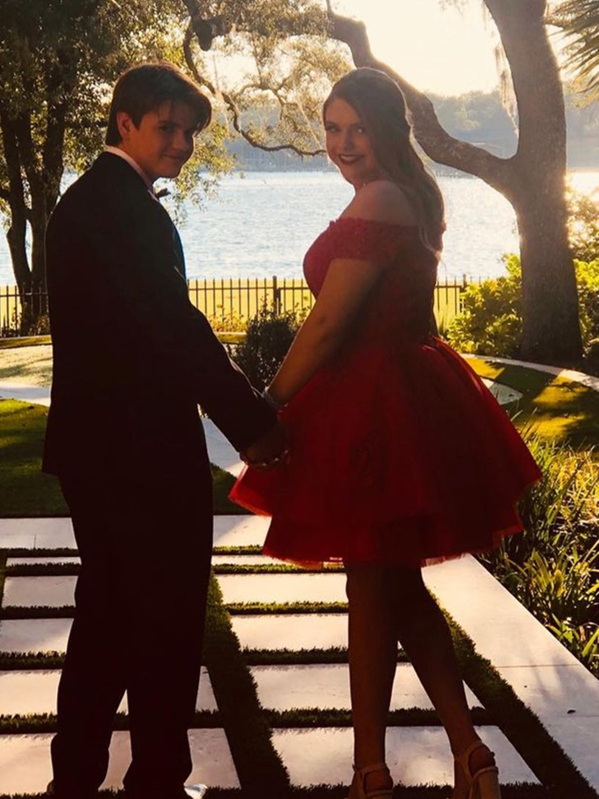 Kurzes A-Linien-Abendkleid mit schulterfreiem Spitzentüll in Rot
