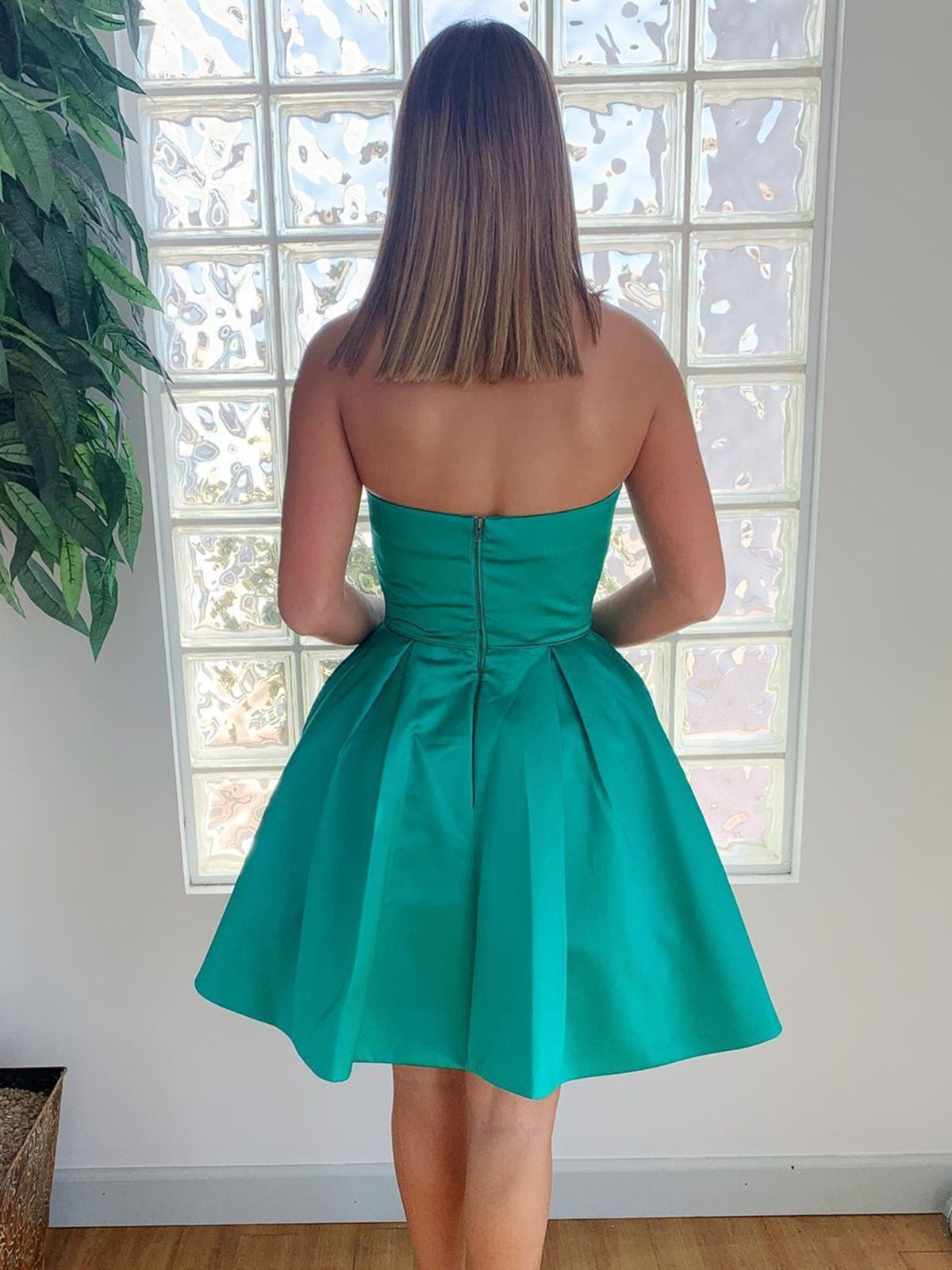 Kurzes, trägerloses A-Linien-Abendkleid aus Satin mit Taschen