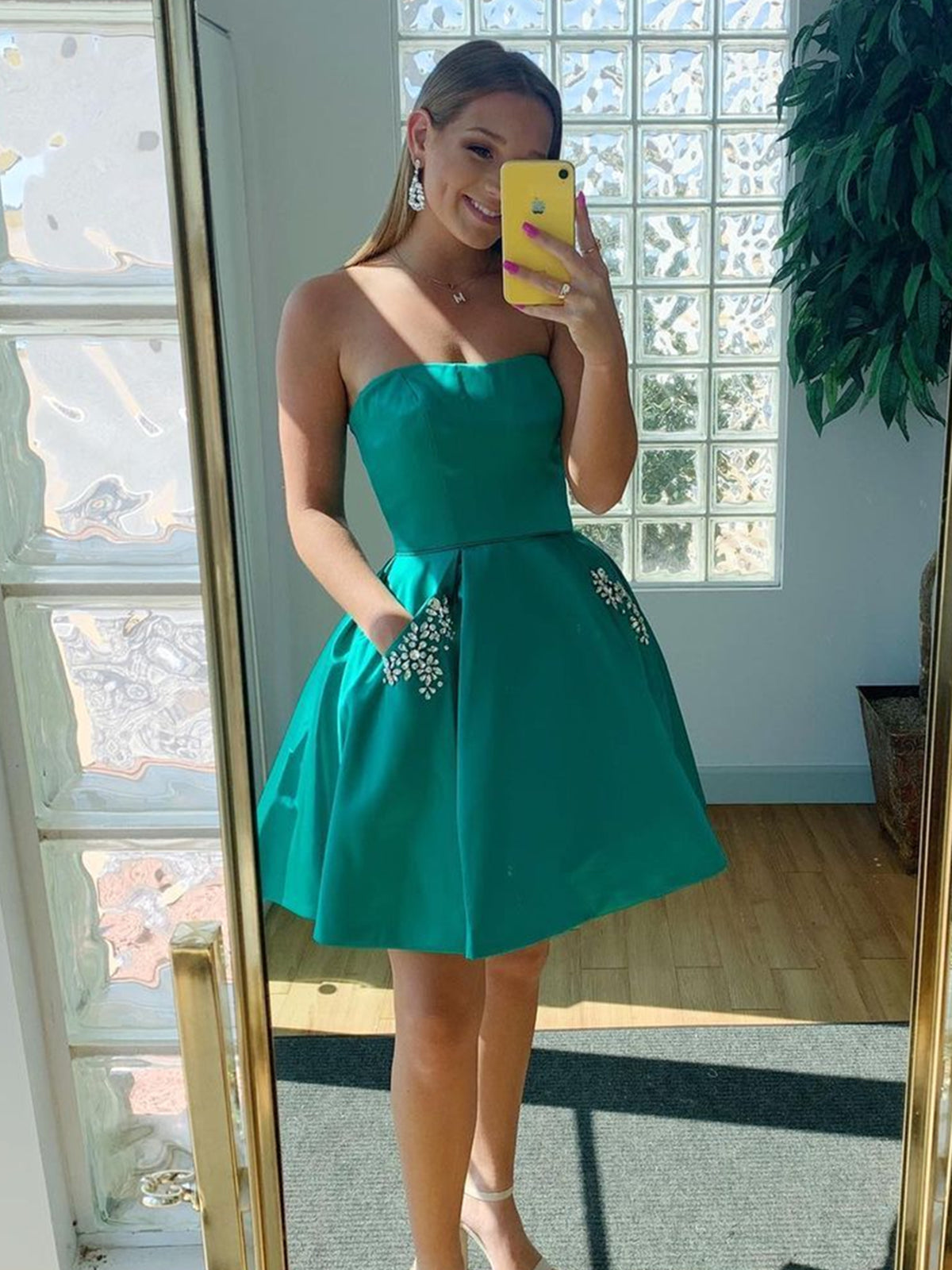 Kurzes, trägerloses A-Linien-Abendkleid aus Satin mit Taschen