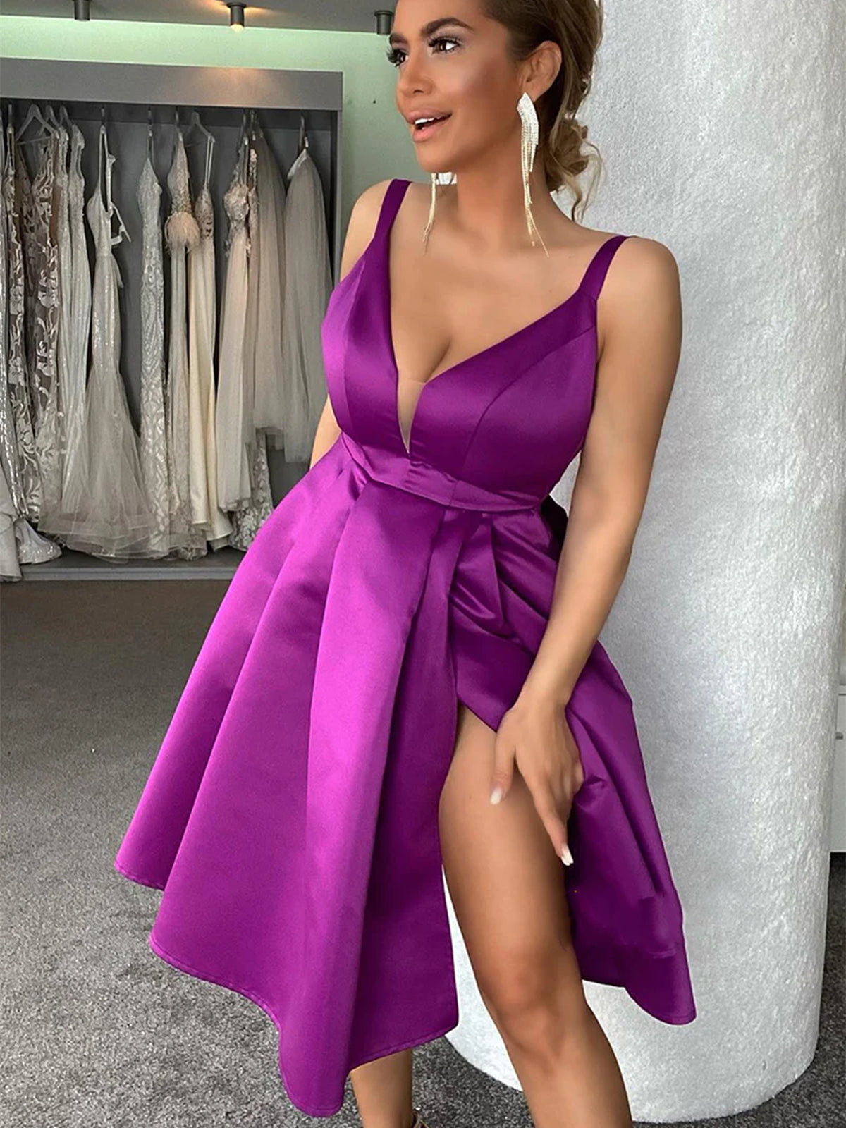 Kurzes A-Linien-Ballkleid aus Satin mit V-Ausschnitt und Schlitz in Lila