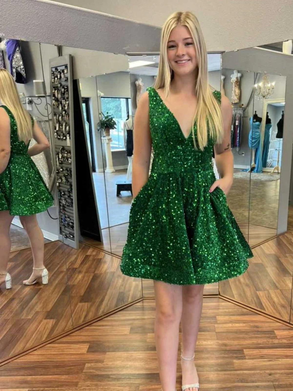 Kurzes A-Linien-Ballkleid mit V-Ausschnitt, Pailletten und Taschen